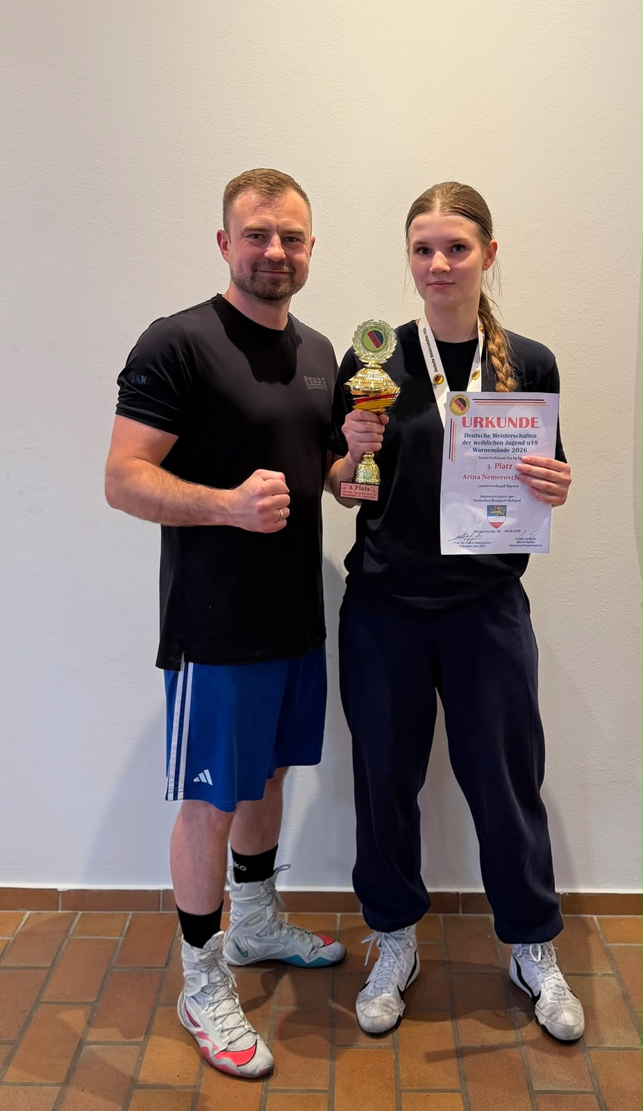 Arina mit Trainer, Pokal und Urkunde – 3. Platz Deutsche Meisterschaft weibliche Jugend U19 2026